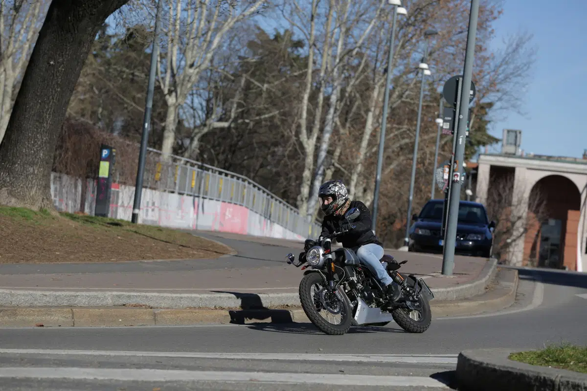 F.B Mondial HPS 300: la prova della moto dal look rétro, adatta a chi si avvicina alle due ruote (14)