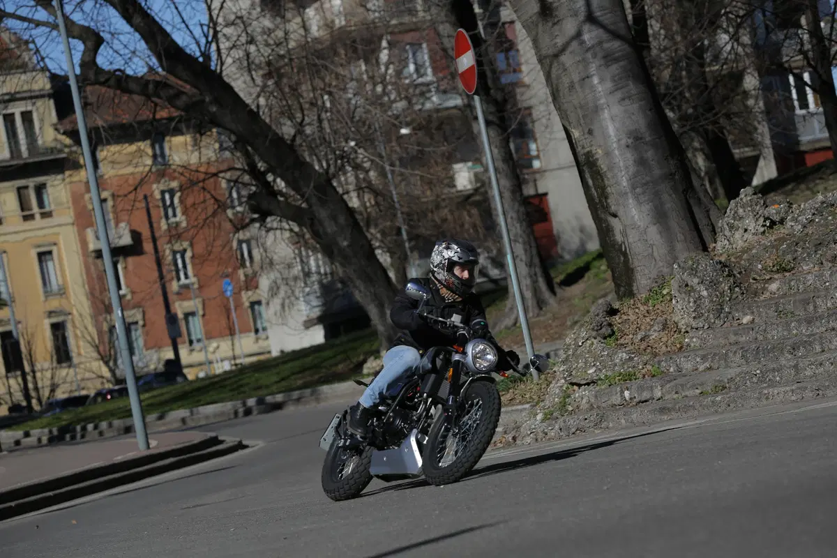 F.B Mondial HPS 300: la prova della moto dal look rétro, adatta a chi si avvicina alle due ruote (15)