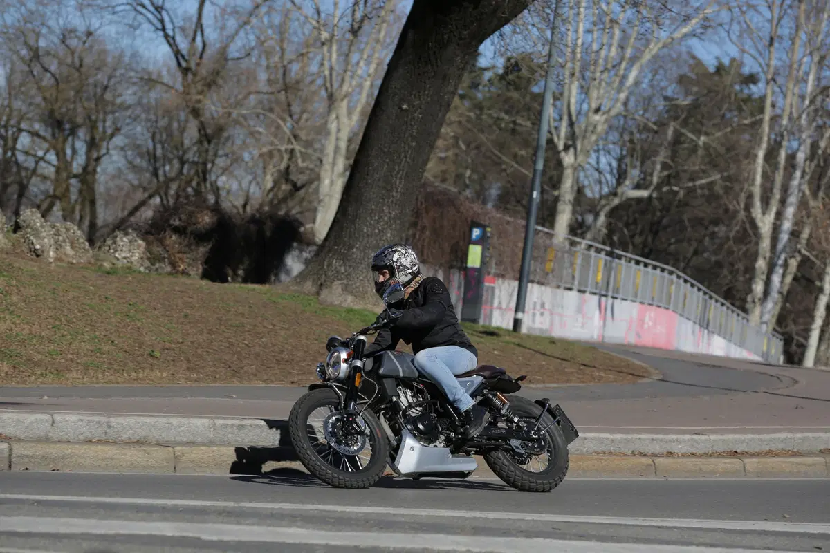 F.B Mondial HPS 300: la prova della moto dal look rétro, adatta a chi si avvicina alle due ruote (16)