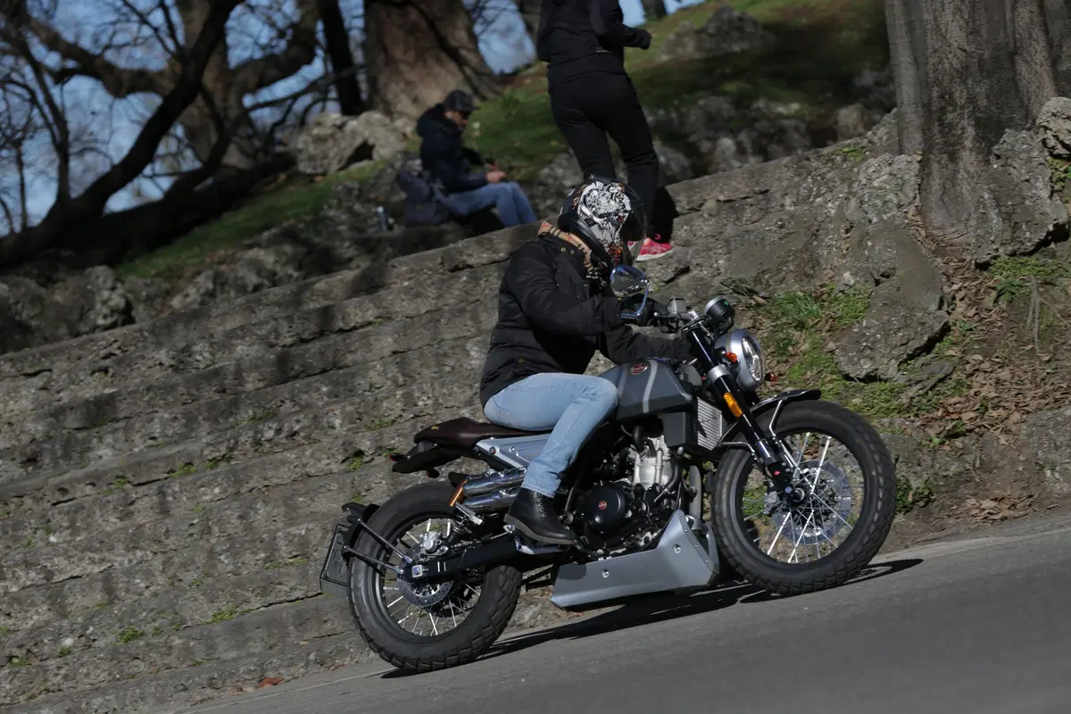 F.B Mondial HPS 300: la prova della moto dal look rétro, adatta a chi si avvicina alle due ruote (17)