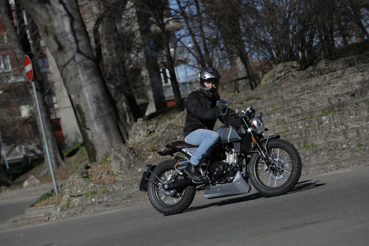 F.B Mondial HPS 300: la prova della moto dal look rétro, adatta a chi si avvicina alle due ruote (18)