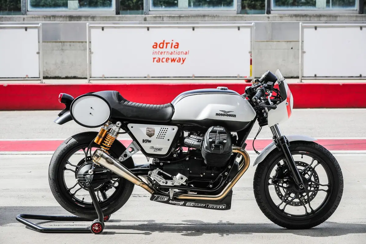 Moto Guzzi V7 III Fast Endurance, TEST: che sorpresa! (6)