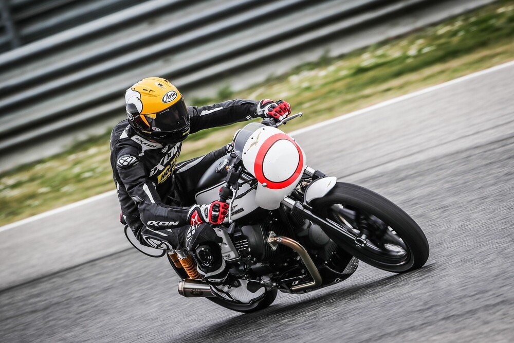 Alla guida della Moto Guzzi V7 III Fast Endurance ad Adria
