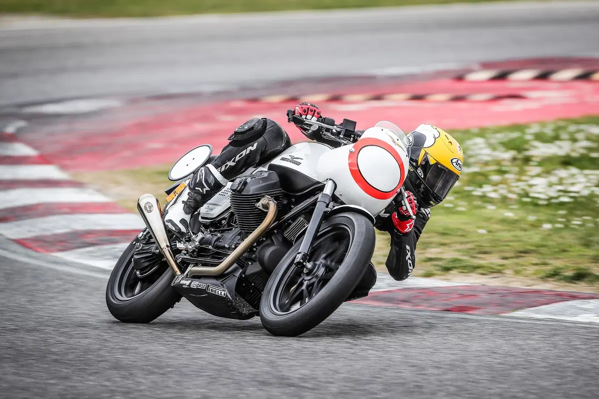 Moto Guzzi V7 III Fast Endurance, TEST: che sorpresa! (13)