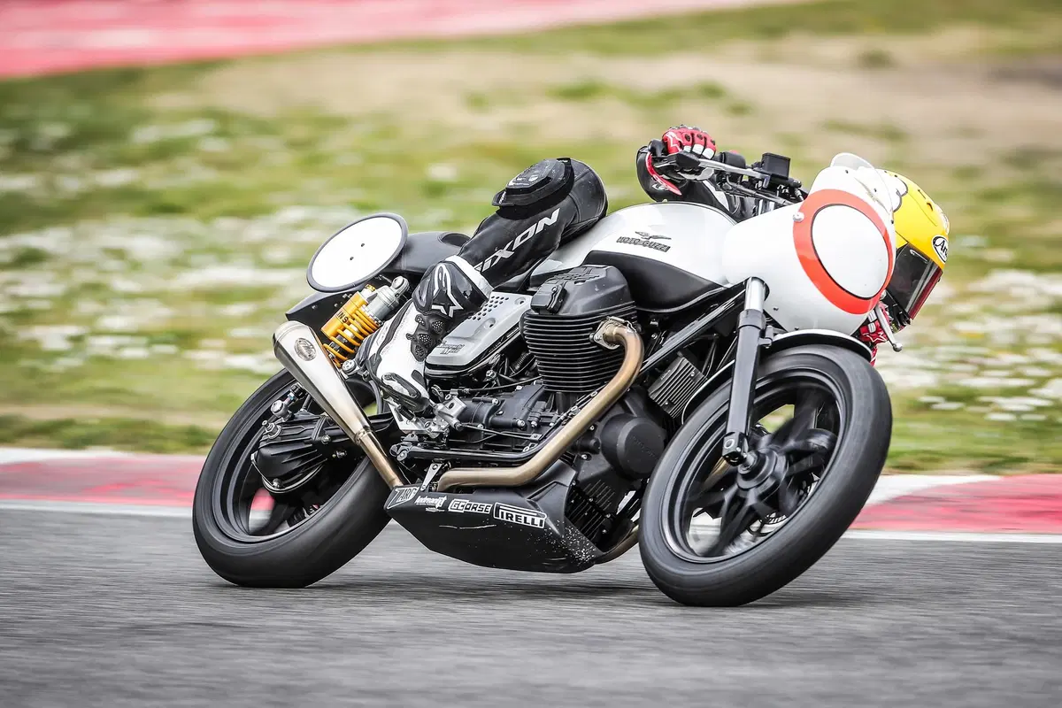 Moto Guzzi V7 III Fast Endurance, TEST: che sorpresa! (11)