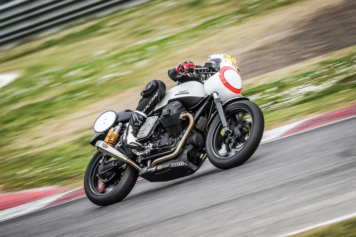 Moto Guzzi V7 III Fast Endurance, TEST: che sorpresa! (16)
