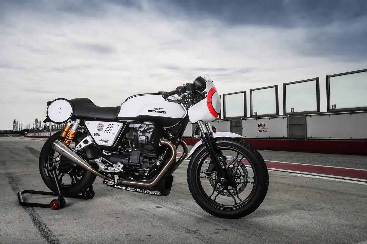 Moto Guzzi V7 III Fast Endurance, TEST: che sorpresa! (15)