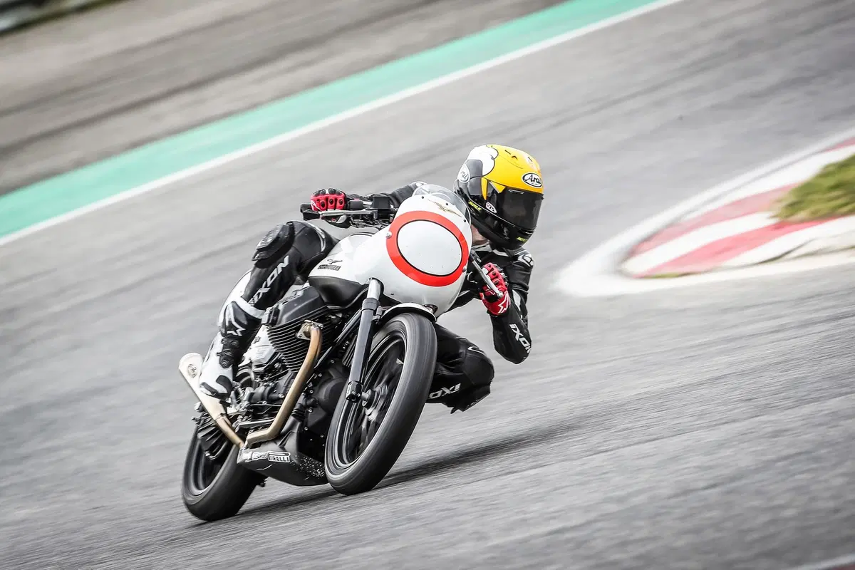 Moto Guzzi V7 III Fast Endurance, TEST: che sorpresa! (18)