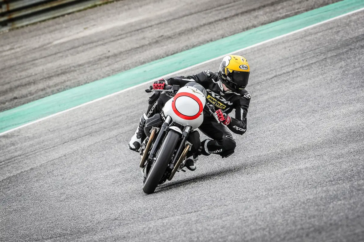 Moto Guzzi V7 III Fast Endurance, TEST: che sorpresa! (3)