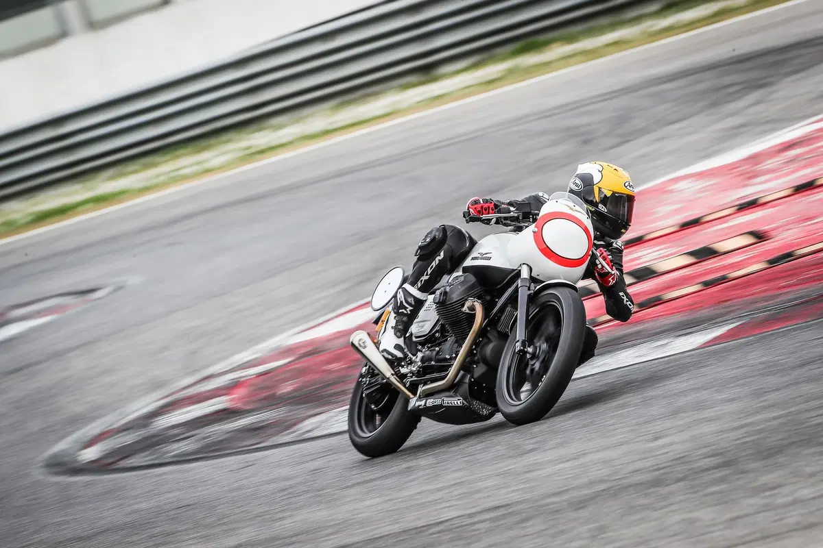 Moto Guzzi V7 III Fast Endurance, TEST: che sorpresa! (6)