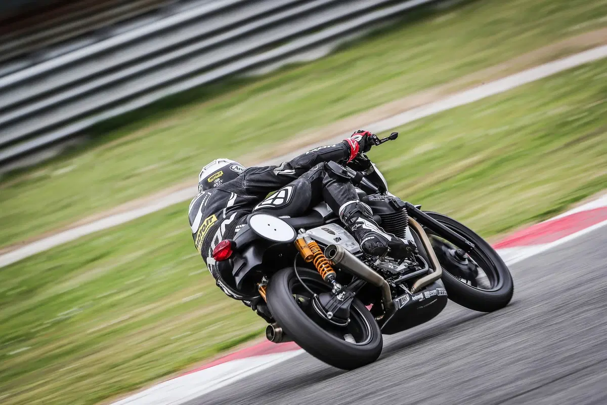 Moto Guzzi V7 III Fast Endurance, TEST: che sorpresa! (19)