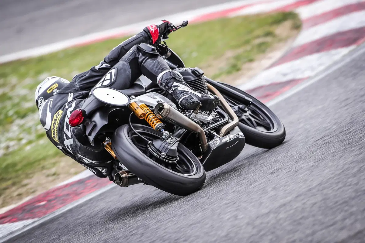 Moto Guzzi V7 III Fast Endurance, TEST: che sorpresa! (8)