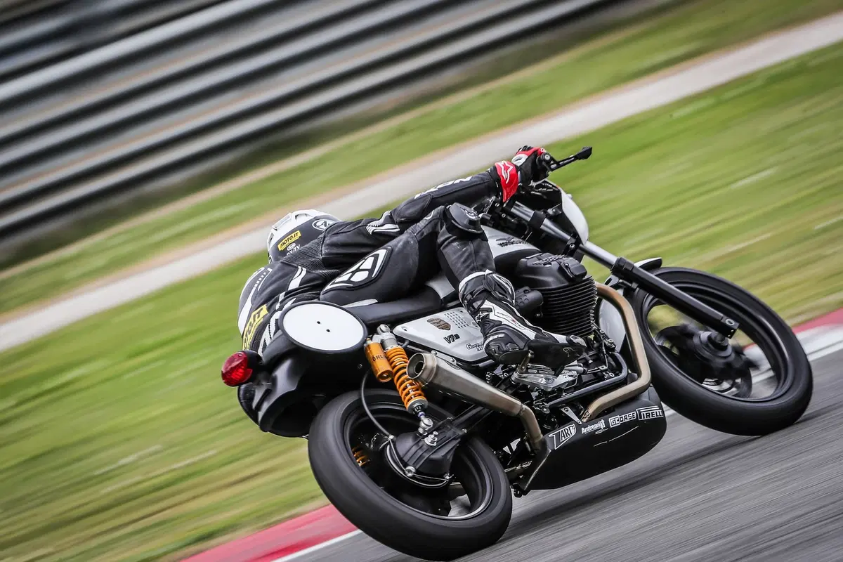 Moto Guzzi V7 III Fast Endurance, TEST: che sorpresa! (21)