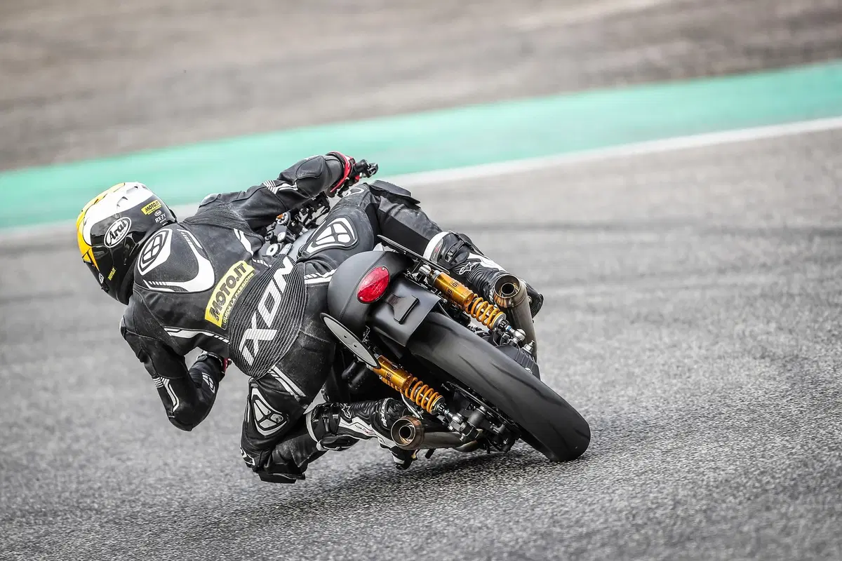 Moto Guzzi V7 III Fast Endurance, TEST: che sorpresa! (2)