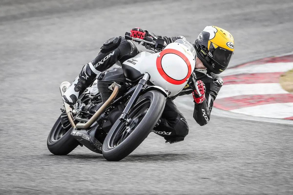 Moto Guzzi V7 III Fast Endurance, TEST: che sorpresa!