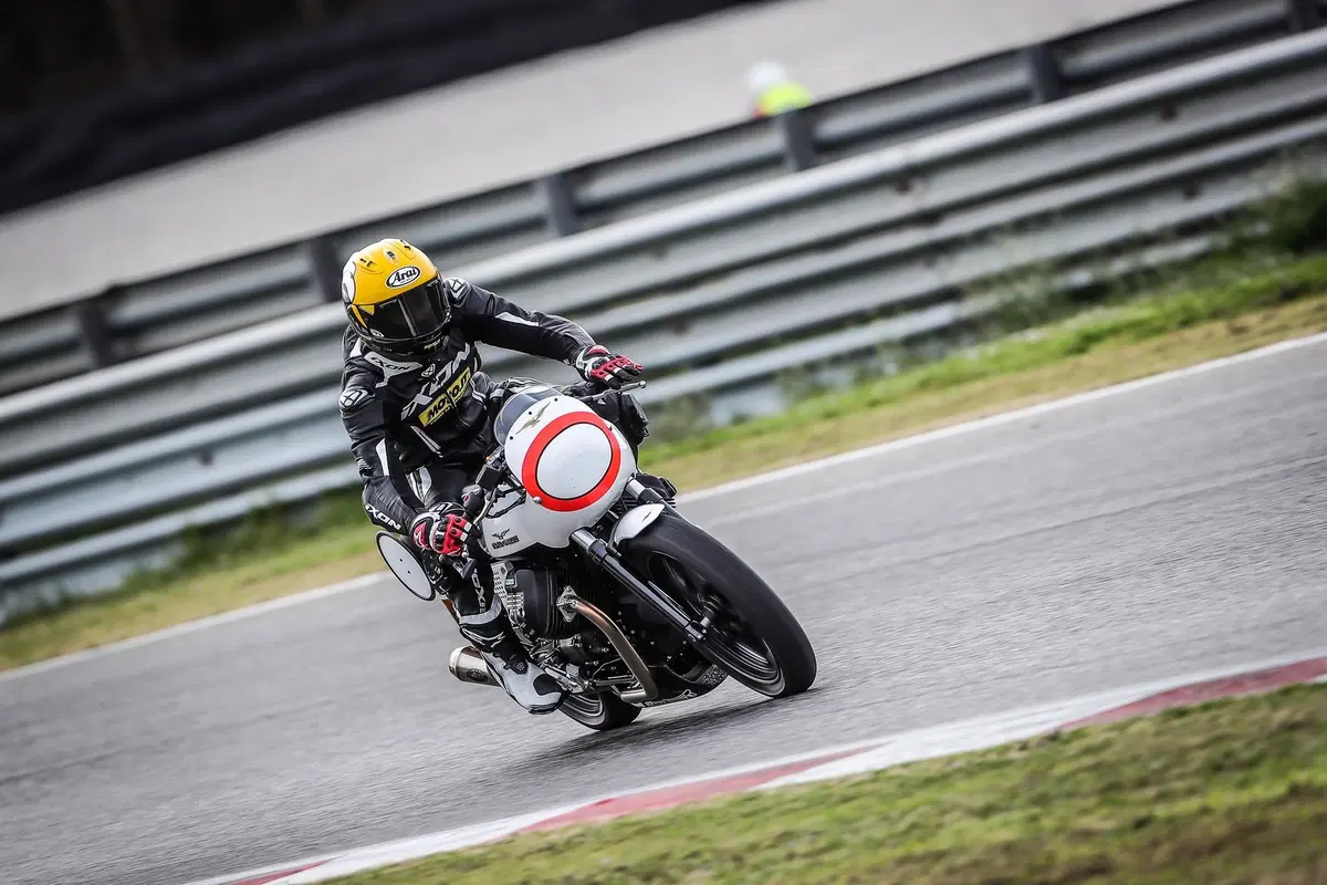 Moto Guzzi V7 III Fast Endurance, TEST: che sorpresa! (9)