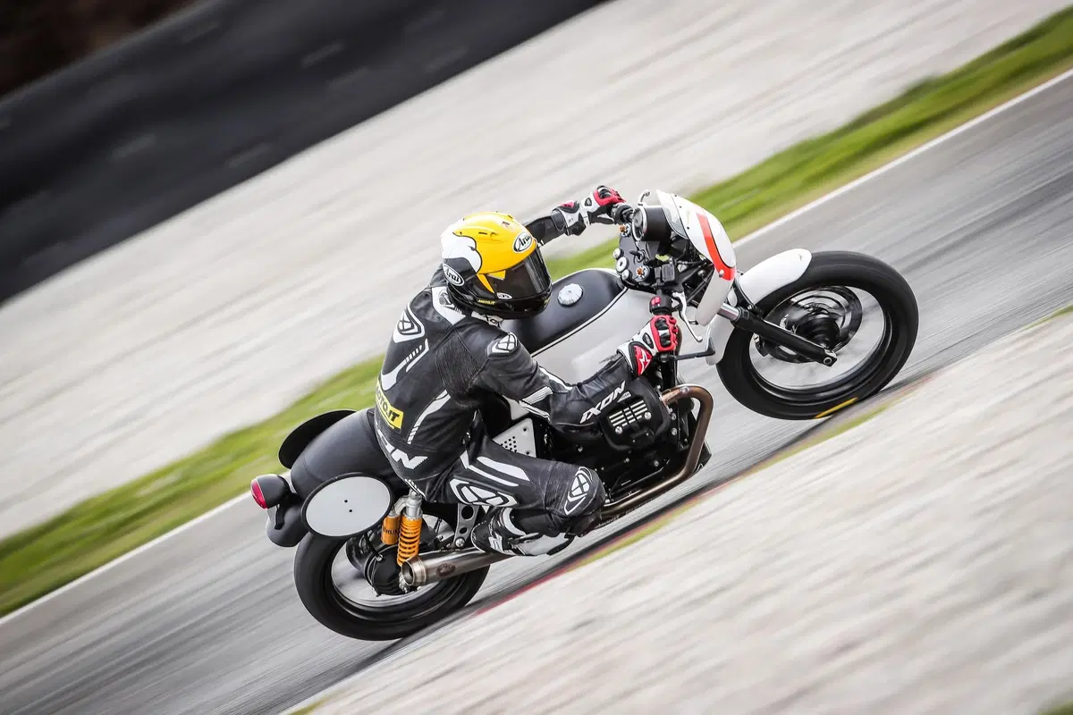 Moto Guzzi V7 III Fast Endurance, TEST: che sorpresa! (4)