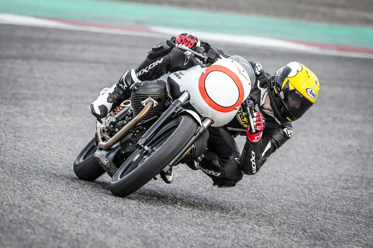 Moto Guzzi V7 III Fast Endurance, TEST: che sorpresa! (17)