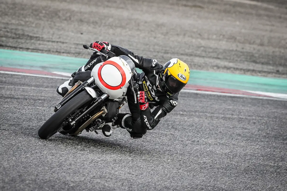 Moto Guzzi V7 III Fast Endurance, TEST: che sorpresa! (20)