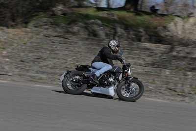 F.B Mondial HPS 300: la prova della moto dal look r&eacute;tro, adatta a chi si avvicina alle due ruote