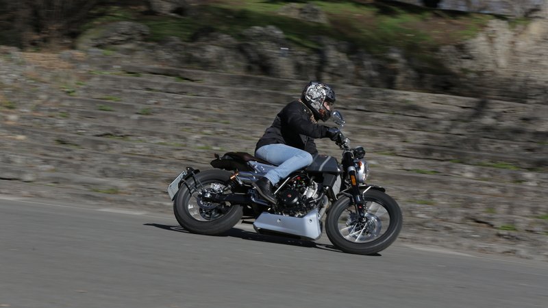 F.B Mondial HPS 300: la prova della moto dal look r&eacute;tro, adatta a chi si avvicina alle due ruote
