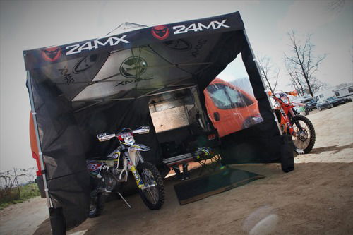 24MX, il gazebo da pista (8)