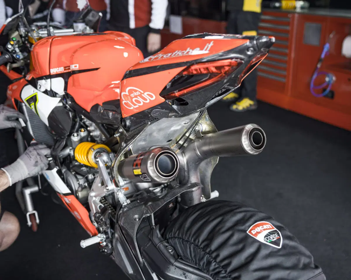 SBK 2016. Akrapovic mette le ali alla Panigale 