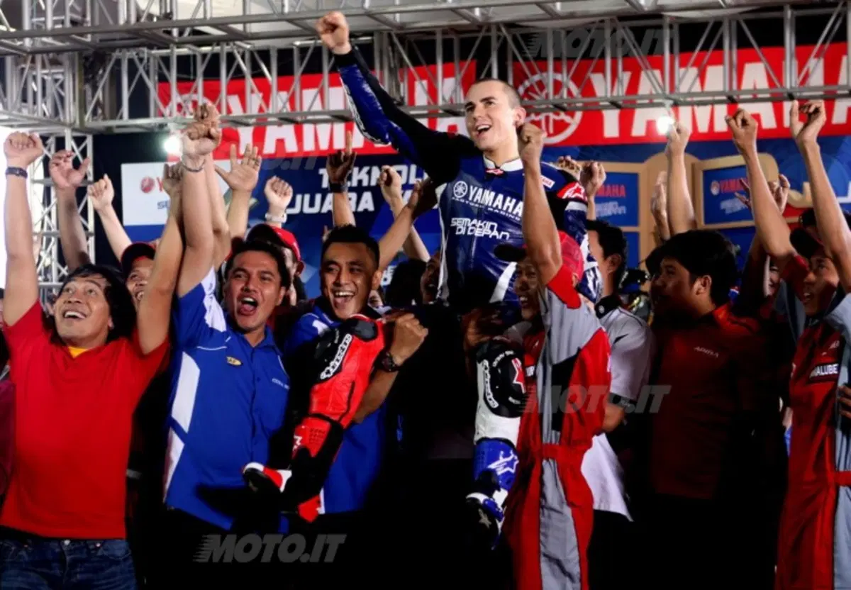 Jorge Lorenzo in tour con Yamaha da Jakarta a Bali (3)