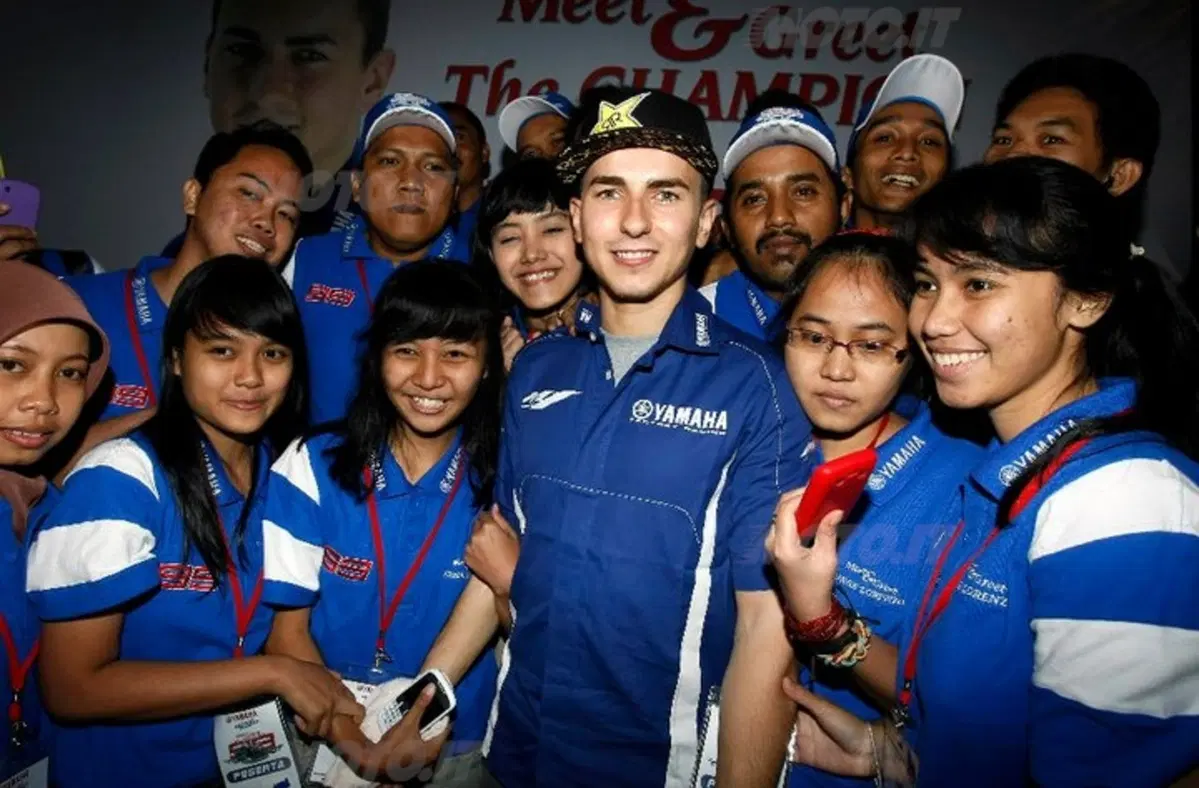 Jorge Lorenzo in tour con Yamaha da Jakarta a Bali (4)