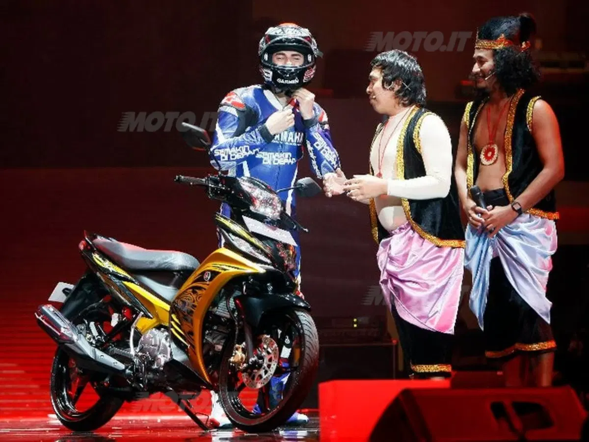 Jorge Lorenzo in tour con Yamaha da Jakarta a Bali (5)