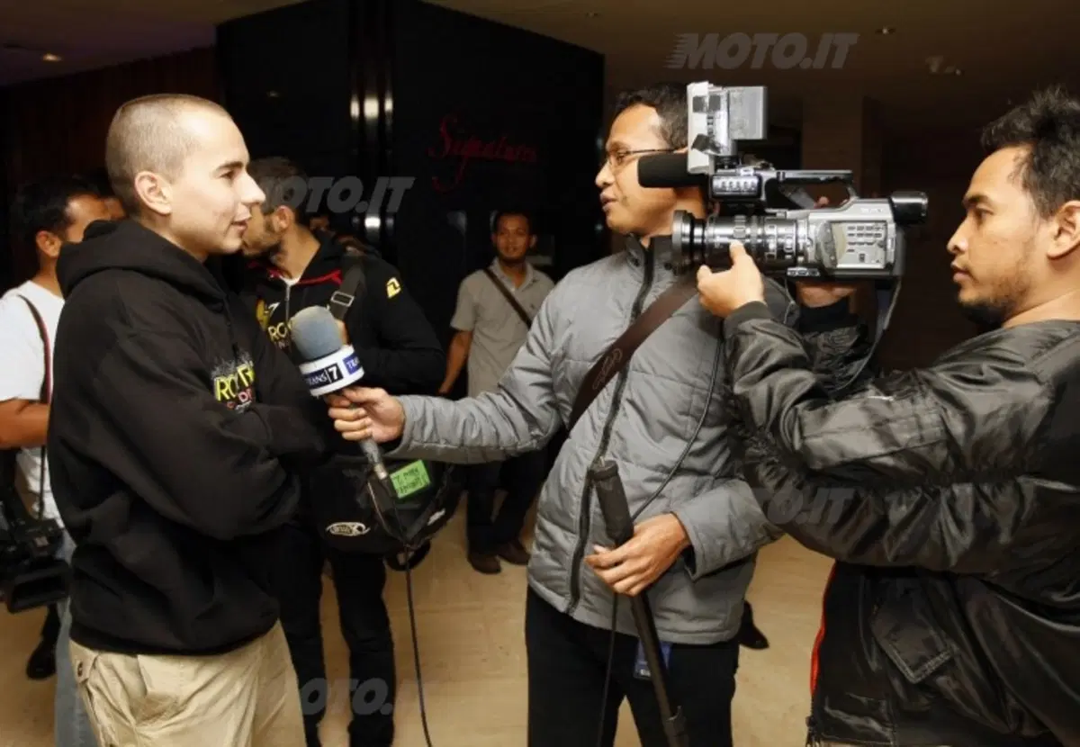 Jorge Lorenzo in tour con Yamaha da Jakarta a Bali (7)