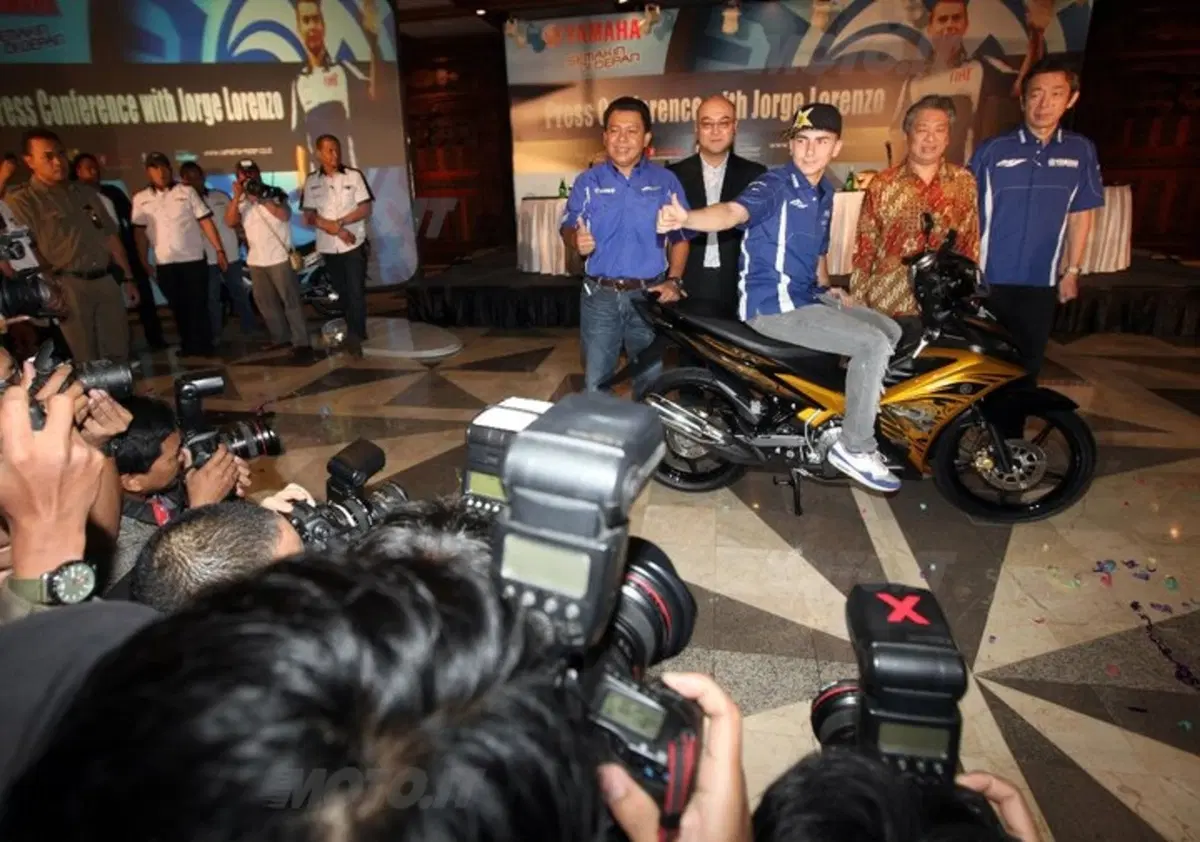 Jorge Lorenzo in tour con Yamaha da Jakarta a Bali (8)