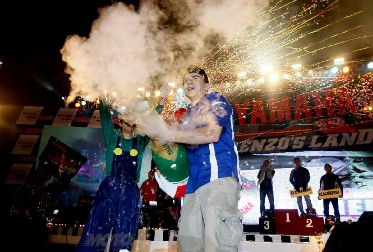 Jorge Lorenzo in tour con Yamaha da Jakarta a Bali (9)