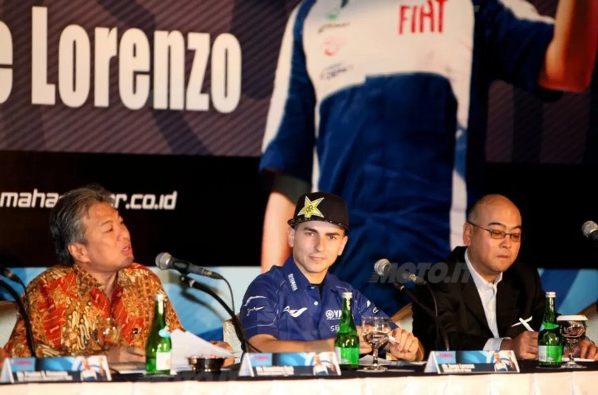 Jorge Lorenzo in tour con Yamaha da Jakarta a Bali (10)