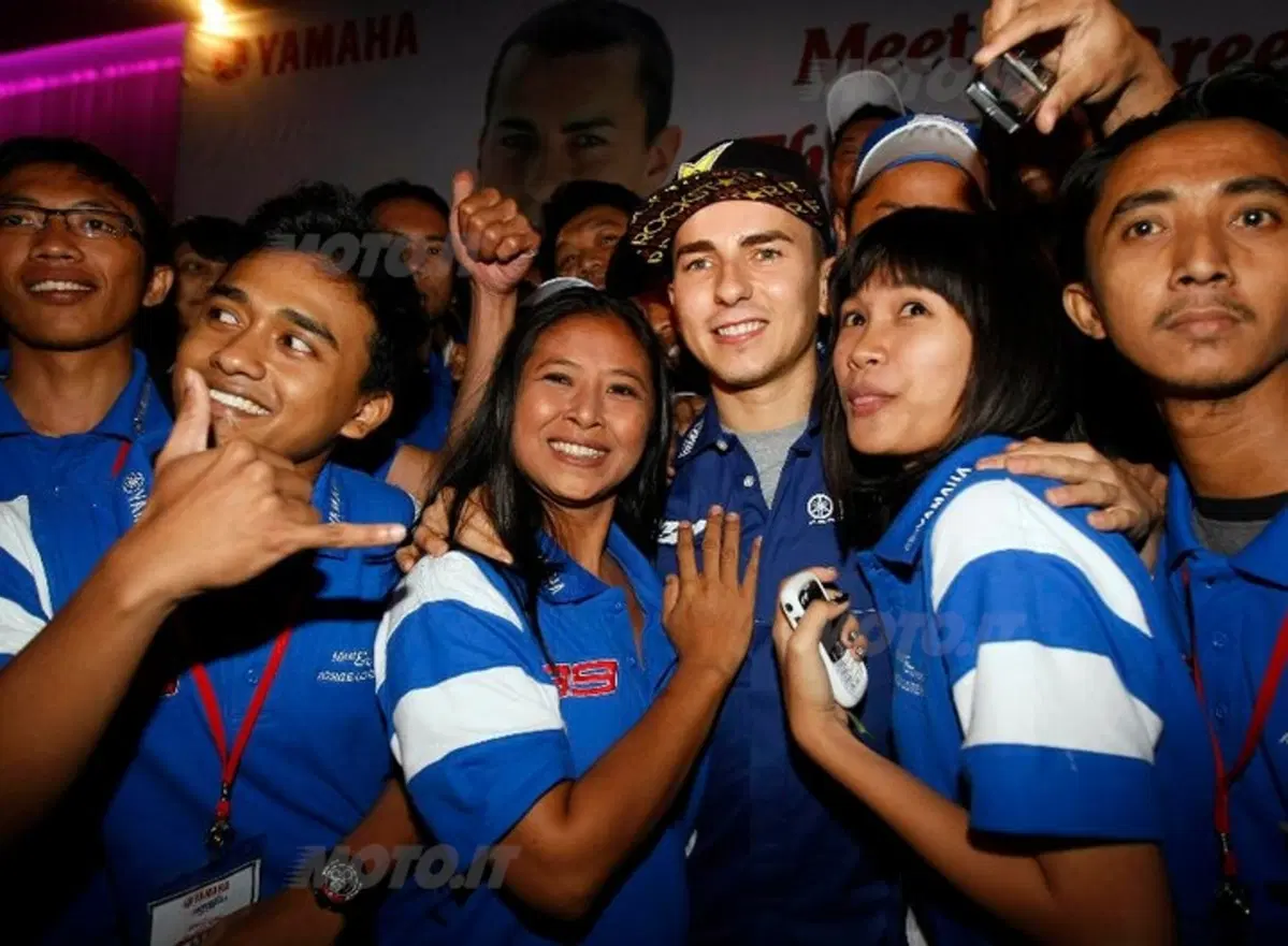 Jorge Lorenzo in tour con Yamaha da Jakarta a Bali (11)