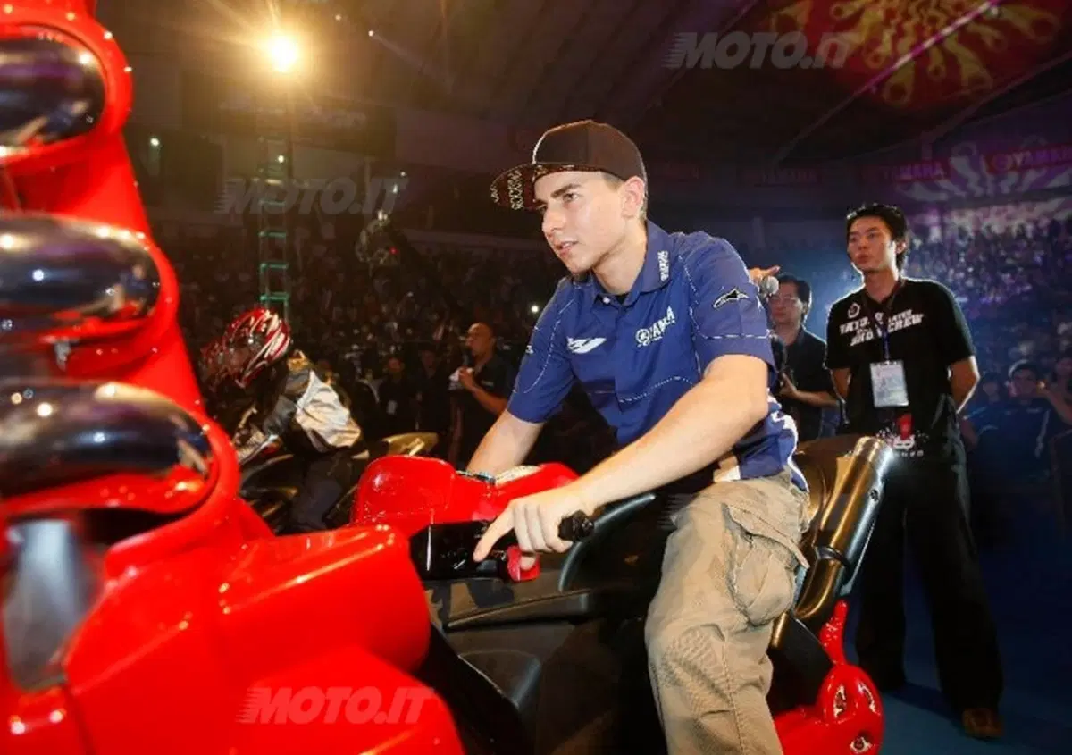 Jorge Lorenzo in tour con Yamaha da Jakarta a Bali (12)