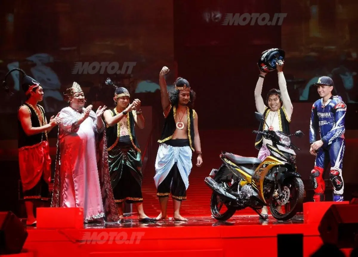Jorge Lorenzo in tour con Yamaha da Jakarta a Bali (13)