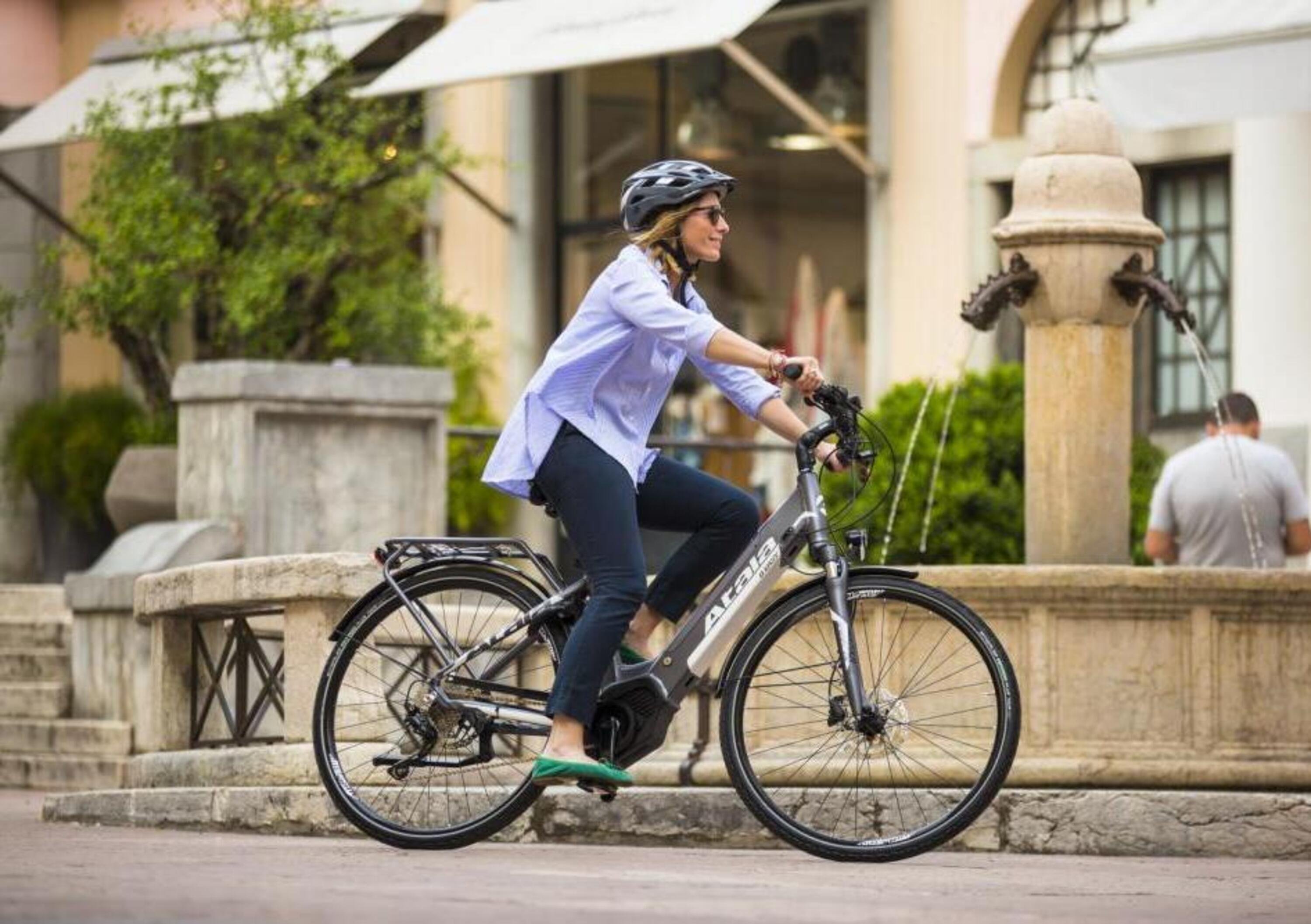 Bici elettriche: ci sar&agrave; obbligo di targa, casco ed assicurazione?