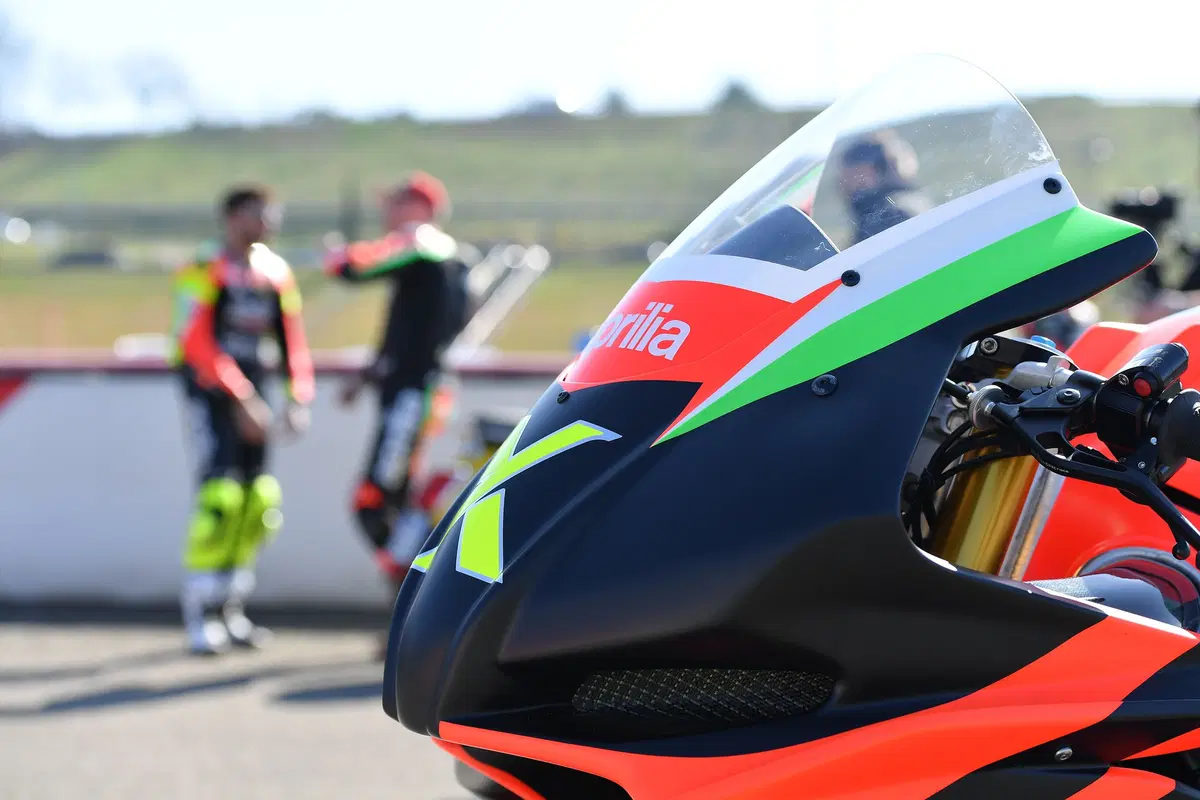Aprilia RSV4 X, dieci esemplari da 225 cv e 165 kg (10)