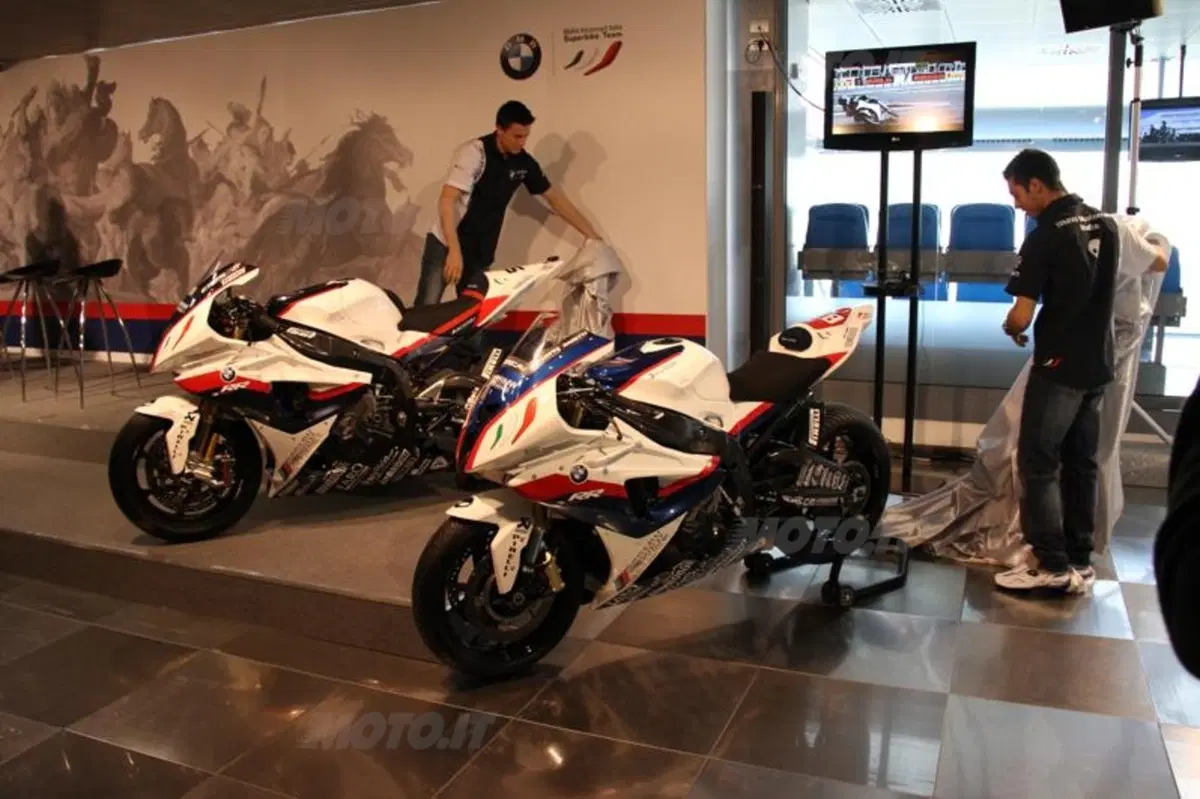 SBK e STK: BMW presenta i team del Mondiale 2011 (15)