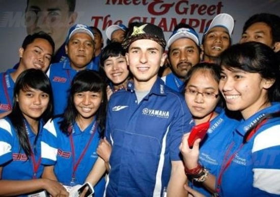 Jorge Lorenzo continua il suo tour asiatico. Oggi è a Bali