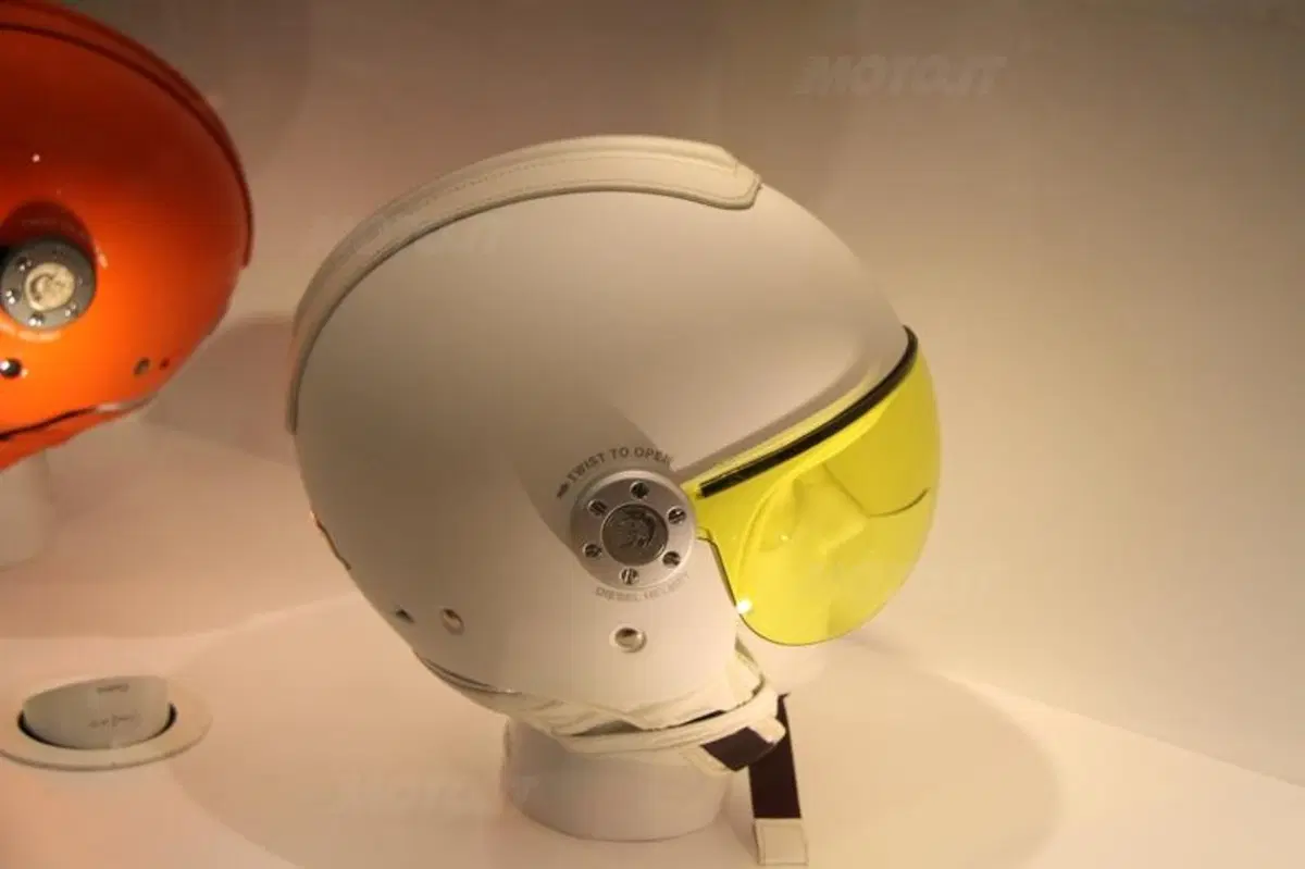 Diesel e AGV al Motor Bike Expo col nuovo casco HI-JACK (10)