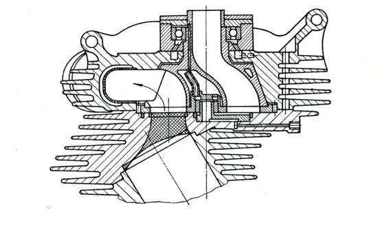 La sezione della testa mostra chiaramente la conformazione della valvola rotante studiata dalla NSU per i motori di serie. La casa tedesca ha lavorato intensamente allo sviluppo di diversi tipi di dispositivi di questo genere (uno è stato montato su un motore da record nel 1956)