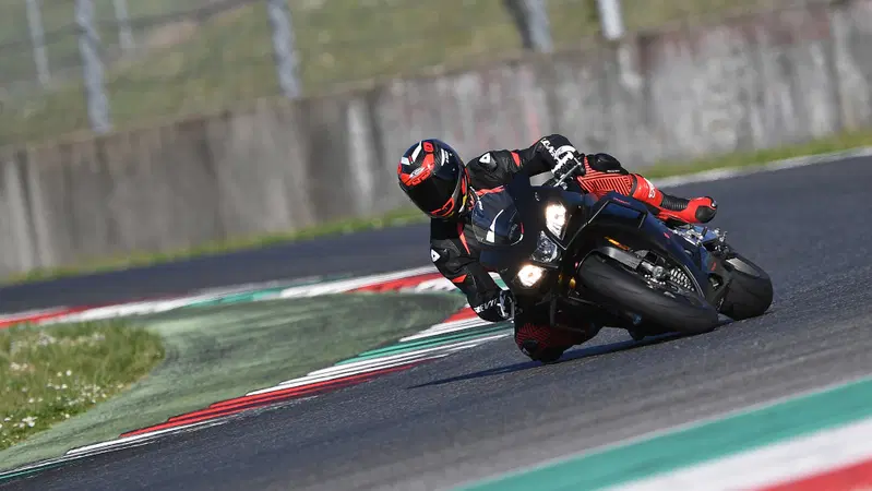 Aprilia RSV4 1100 Factory 2019. Missile ...con le ali