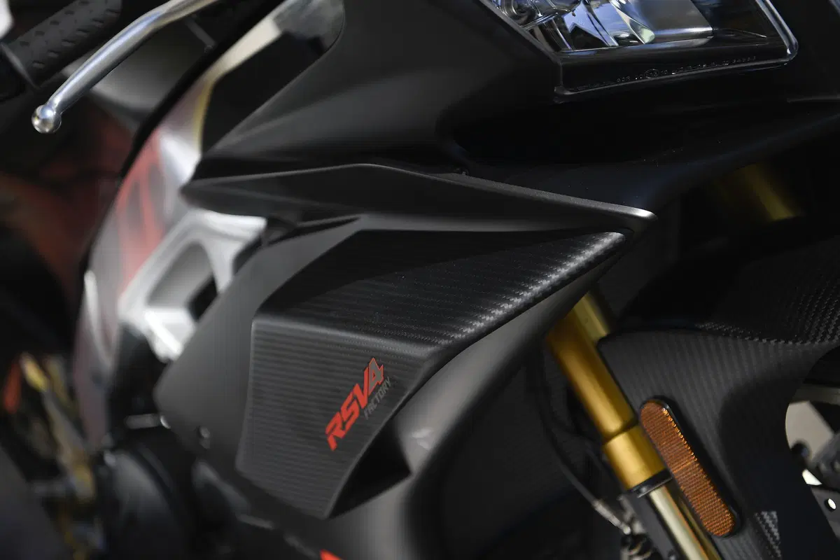 Aprilia RSV4 1100 Factory 2019. Missile ...con le ali (4)