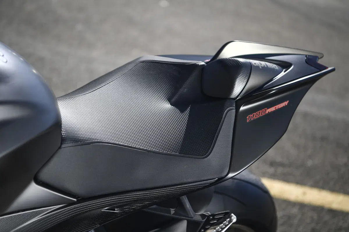 Aprilia RSV4 1100 Factory 2019. Missile ...con le ali (5)