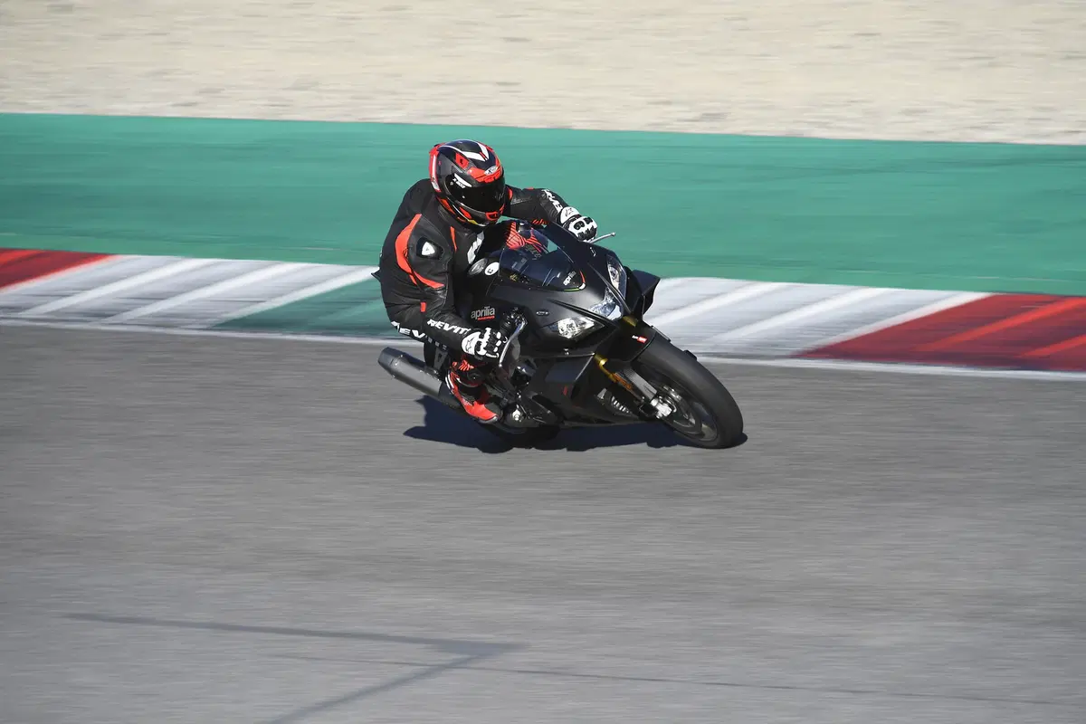 Aprilia RSV4 1100 Factory 2019. Missile ...con le ali (4)
