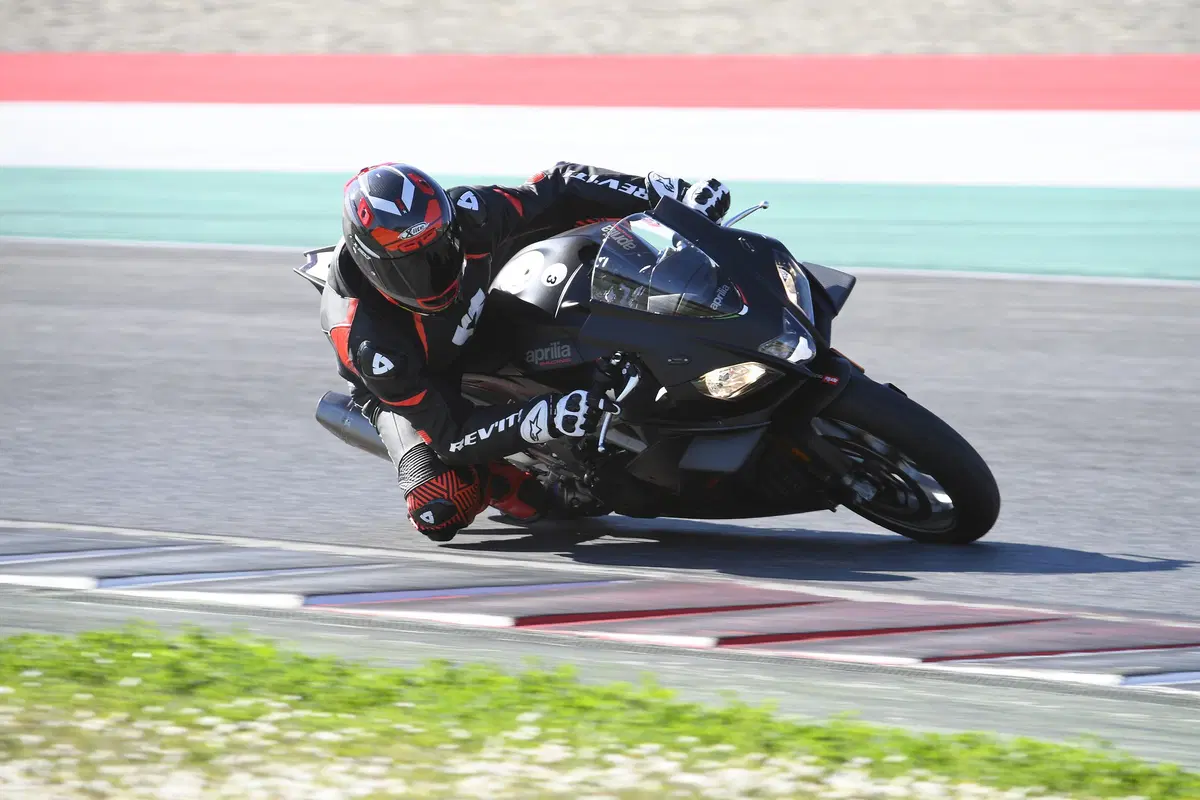Aprilia RSV4 1100 Factory 2019. Missile ...con le ali (6)