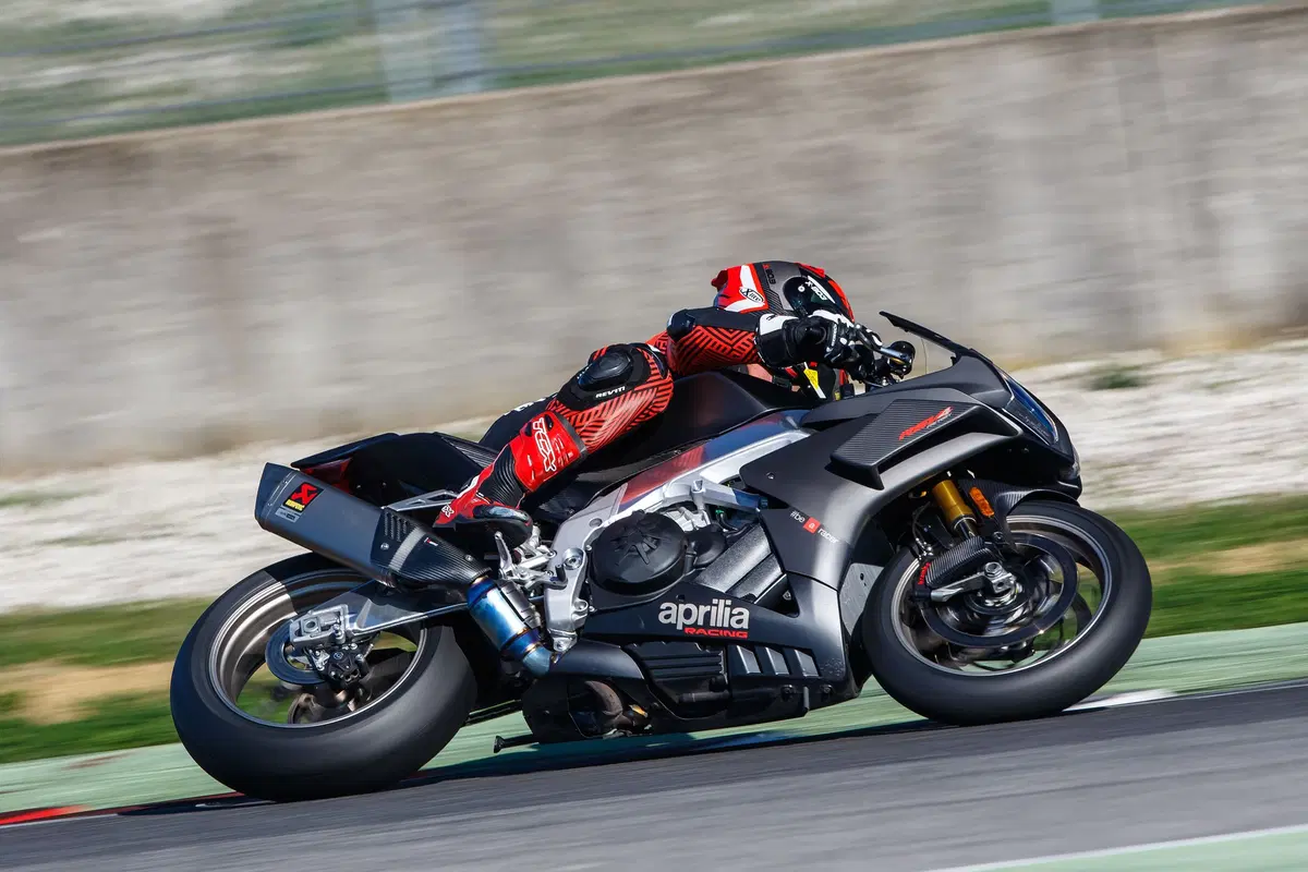 Aprilia RSV4 1100 Factory 2019. Missile ...con le ali (5)