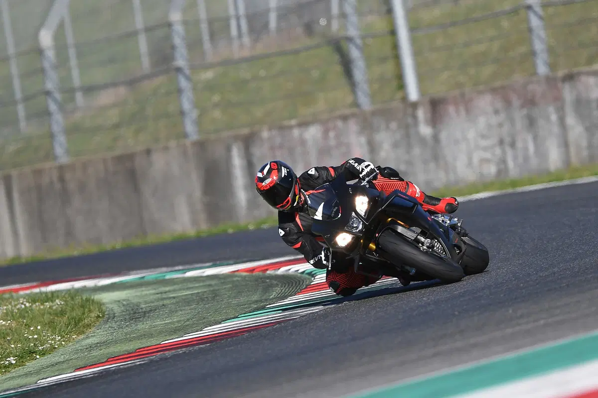 Aprilia RSV4 1100 Factory 2019. Missile ...con le ali (8)